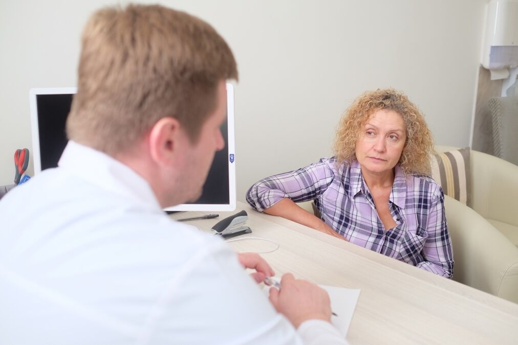 woman at an appointment with a specialist for the treatment of varicose veins